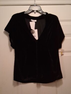 Velvet V-Neck Robin Howe Short Sleeve Top - Black